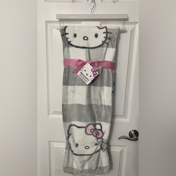 Hello Kitty Throw Blanket - Picture 2 of 5